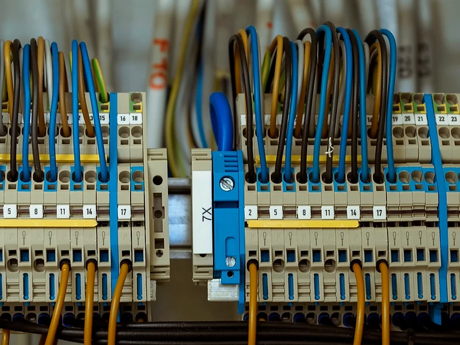Borneras y protecciones de un tablero de control