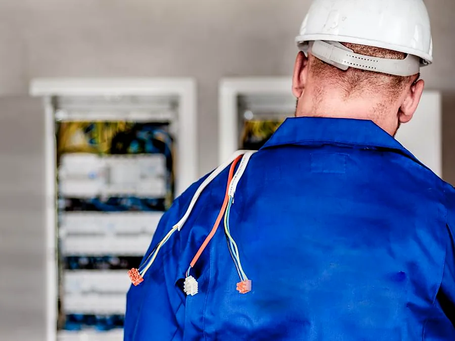 Técnico revisando un tablero durante una mantención preventiva