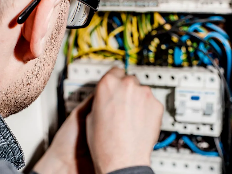 Montaje y conexión de protecciones en un tablero eléctrico